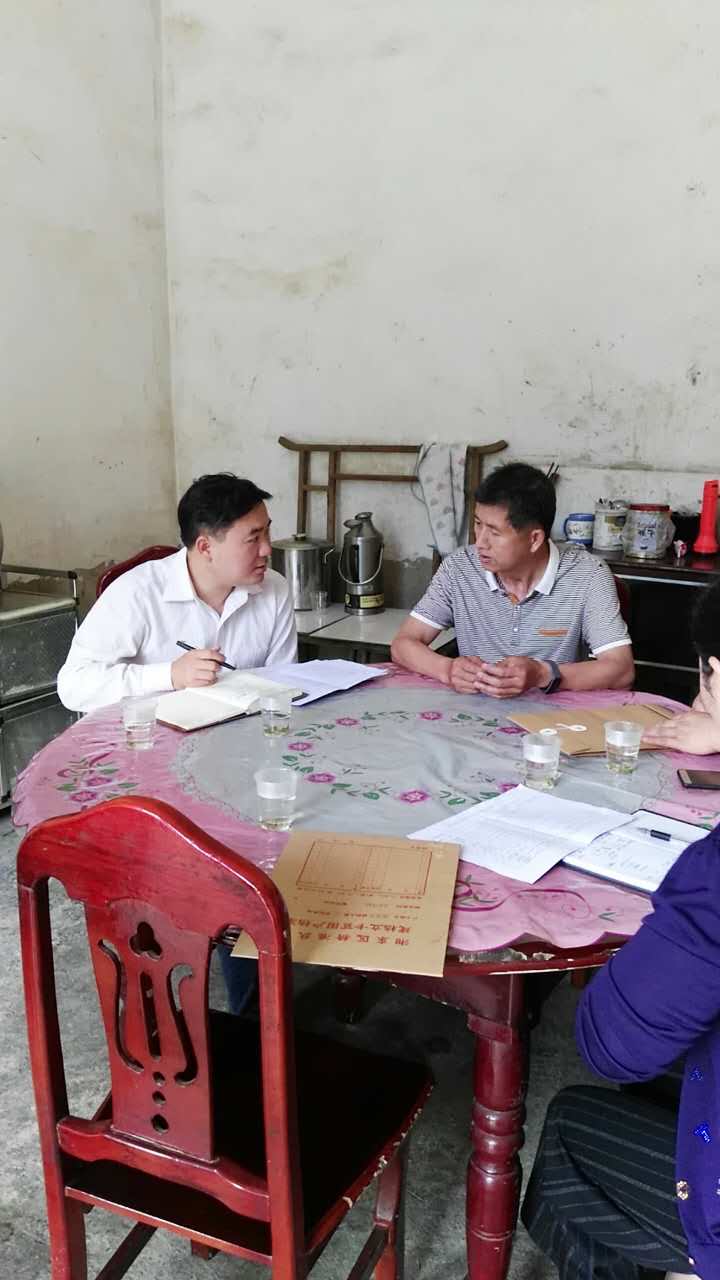 书记扶贫入户边听边记.jpg